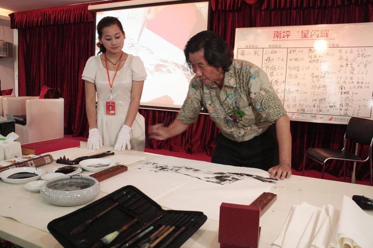 推行书画艺术品经纪代理制度 弘扬传统文化艺术，促进书画市场繁荣